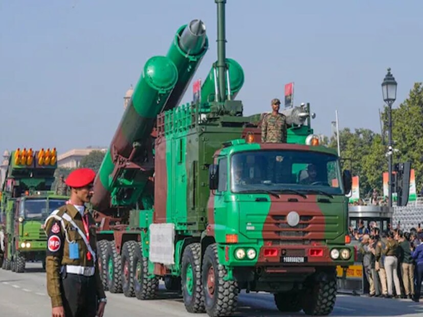 কোন দেশগুলি BrahMos অর্জন করতে চায়? নিউজ18-এর একটি প্রতিবেদনে বলা হয়েছে যে নিম্নলিখিত দেশগুলি ব্রহ্মোসের প্রতি আগ্রহী- ভিয়েতনাম: চিনের বিরুদ্ধে সামুদ্রিক প্রতিরক্ষা জোরদার করার জন্য ভারত ভিয়েতনামকে BrahMos ক্ষেপণাস্ত্র সরবরাহের জন্য ৭০০ মিলিয়ন ডলারের চুক্তি চূড়ান্ত করার কাছাকাছি রয়েছে। ১. মালয়েশিয়া: মালয়েশিয়া তার সুখোই Su-30MKM যুদ্ধবিমান এবং কেদাহ-শ্রেণীর যুদ্ধজাহাজের জন্য BrahMos ক্ষেপণাস্ত্র কেনার কথা বিবেচনা করতে পারে। ২. থাইল্যান্ড, সিঙ্গাপুর, ব্রুনেই: দক্ষিণ-পূর্ব এশীয় এই দেশগুলির সঙ্গে ভারতের BrahMos কেনার আলোচনা বিভিন্ন পর্যায়ে রয়েছে।