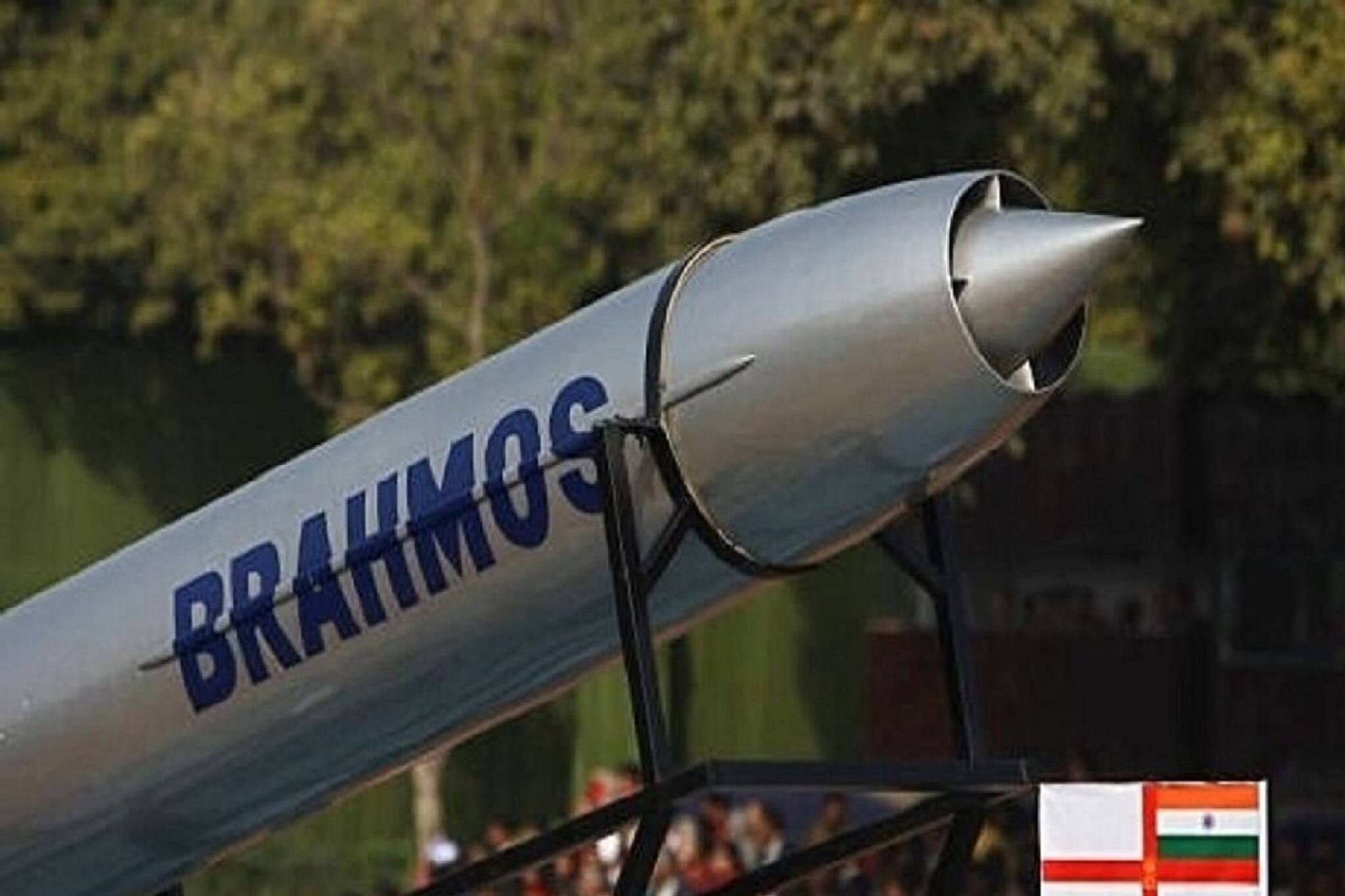 'অপারেশন সিঁদুর'-এর সাফল্যে 'ব্রহ্মস' অস্ত্র কিনতে চাইছে ১৩ দেশ! কেন বেচতে পারছে না ভারত?