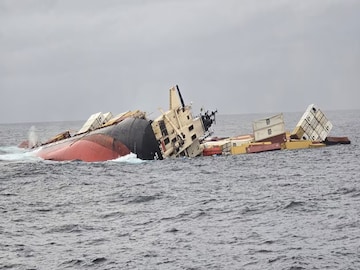 কেরলে এসে ডুবল বিদেশি জাহাজ! সমুদ্রে মিশে গেল ভয়ঙ্কর জিনিস! ষড়যন্ত্র? কোন দেশের জাহাজ? কেরলে এসে ডুবল বিদেশি জাহাজ! সমুদ্রে মিশে গেল ভয়ঙ্কর জিনিস! ষড়যন্ত্র? কোন দেশের জাহাজ?
