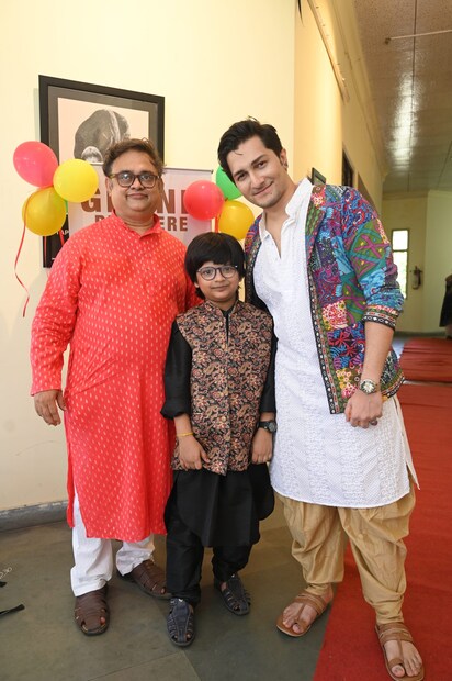 এই ওয়েব সিরিজে সব্যসাচী আর মেঘলার পাশাপাশি অভিনয় করতে দেখা যাবে অভিষেক সিংহ, দেবতনু, অমৃতা দেবনাথ, শাহির রাজ, দেবাশীষ নাথ, মৌমিতা পাল, রাজদীপ পাল, সৌমিত্র বসু (ডিউক), সৌম্য মুখোপাধ্যায়, স্বর্ণাভ সাধুখাঁ, ওঙ্কার ভট্টাচার্য, প্রতীক রায়ের মতো অভিনেতা-অভিনেত্রীদের। এই সিরিজটি প্রযোজনা করেছেন ঐন্দ্রিলা বন্দ্যোপাধ্যায়। আর প্রযোজনার দায়িত্বে রয়েছে রিং আ বেল ফিল্মস প্রযোজনা সংস্থা।