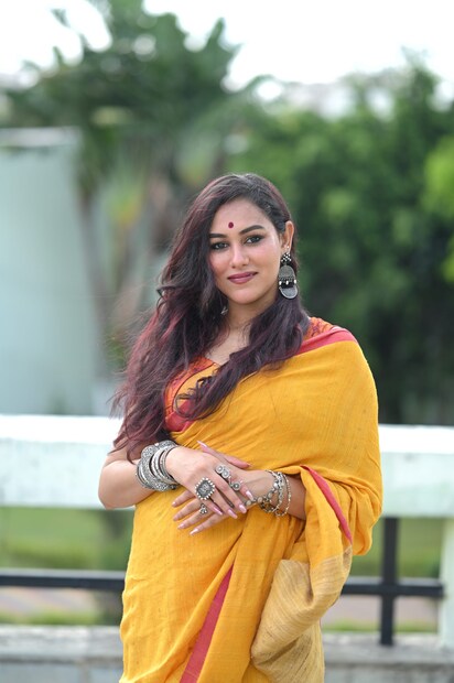 এই সিরিজে অভিনয় করেছেন অভিনেত্রী মেঘলা দাশগুপ্ত। প্রিমিয়ারে তিনি বলেন যে, “সকলের খুবই ভাল লাগবে। কারণ এই মুহূর্তে রাজস্থানের যে রাজনৈতিক অবস্থা, সেটার একটা প্রতিফলন রয়েছে এর মধ্যে। সেই সঙ্গে রয়েছে ড্রামা আর কমেডিও। যে পরিবারটিকে এখানে দেখানো হয়েছে, সেই পরিবারের চরিত্রগুলির একে অপরের সঙ্গে সম্পর্কের সমীকরণটাও এখানে বেরিয়ে এসেছে বলে আমাদের মনে হয়।” 