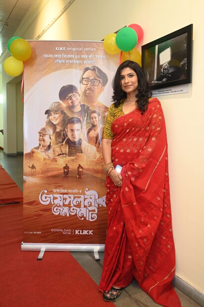 এই সিরিজের কাহিনি এগিয়েছে এক বাঙালি পরিবারকে ঘিরে। আসলে সকলের প্রিয় গোয়েন্দা কাহিনি ‘সোনার কেল্লা’-র রহস্যময় মুকুলের বাড়ি দেখতে উদগ্রীব হয়ে উঠেছিল ওই বাঙালি পরিবারটি। সেই কারণে স্ত্রী, কন্যা এবং পুত্রকে নিয়ে জয়সলমীরে পাড়ি জমান পরিবারের কর্তা পেশায় ব্যাঙ্ক ম্যানেজার রজতবাবু। কিন্তু ধীরে ধীরে নির্ভেজাল ছুটির আনন্দে যেন কালো এক ছায়া নেমে আসে। পাকেচক্রে জড়িয়ে ভয়ঙ্কর এক চক্রের ফাঁদে পড়ে যায় পরিবারটি। কিন্তু সেই ফাঁদ কেটে বেরিয়ে বেঁচে ফিরতে পারবে তো তারা? এই প্রশ্নই মনে ঘুরপাক খাবে। তাই ধূ-ধূ থর মরুভূমির বুকে এক রোমাঞ্চকর অ্যাডভেঞ্চারের সাক্ষী হতে গেলে দেখতেই হবে ‘জয়সলমীর জমজমাট’। 