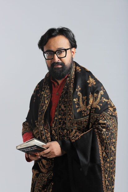 অভিনেতা সব্যসাচী চৌধুরীর বক্তব্য, “একজন অভিনেতা হিসেবে এত বছর ধরে আমি বহু প্রজেক্টে কাজ করেছি। কিন্তু তার মধ্যে ‘জয়সলমীর জমজমাট’ ছিল নিঃসন্দেহে সবথেকে আলাদা ও অত্যন্ত আনন্দদায়ক এক অভিজ্ঞতা। এই সিরিজে আমার চরিত্রের দু’টি দিক রয়েছে — প্রথম দিকটা অনেকটাই আমার সঙ্গে মেলে, কিন্তু দ্বিতীয় দিকটা একেবারেই ভিন্ন। চরিত্রটি ছিল যথেষ্ট চ্যালেঞ্জিং, বিশেষ করে ভৌগোলিক পরিস্থিতি, প্রচণ্ড ঠান্ডা আবহাওয়া ও অন্যান্য বাস্তবিক প্রতিবন্ধকতার মাথায় রেখে তো বটেই! আমি অত্যন্ত ভাগ্যবান যে, এমন একটি তরুণ প্রতিভায় ভরা সহ-অভিনেতাদের সঙ্গে কাজ করার সুযোগ পেয়েছি। ওঁদের উদ্দীপনা ও উচ্ছ্বাস প্রতিনিয়ত গোটা প্রোডাকশন টিমকে চাঙ্গা করে রাখত।”