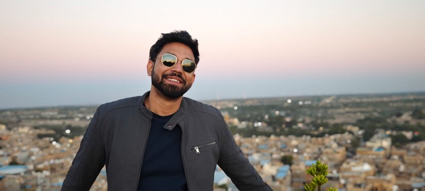 ‘জয়সলমীর জমজমাট’ সিরিজের পরিচালক রিঙ্গো বন্দ্যোপাধ্যায় বলেন যে, “শৈশব থেকে যদি কোনও একটি বই কিংবা একটি গল্প অথবা একটি চরিত্র কিংবা একটি স্থান বা একটি অভিযান আমাকে ভীষণ ভাবে প্রভাবিত করে থাকে, তাহলে সেটা হল সত্যজিৎ রায়ের ‘সোনার কেল্লা’। আমার মনে হয়, এটি বিশ্বের লক্ষ লক্ষ ফেলুদা ভক্তের ক্ষেত্রেও একই রকম। তাই যখন জানতে পারলাম, ২০২৫ সালে এই ছবির ৫০ বছর পূর্ণ হচ্ছে, তখনই অনুভব করেছিলাম যে, আমাদের তরফ থেকে একটি শ্রদ্ধার্ঘ্য নিবেদন করতেই হবে — আর সেখান থেকেই জন্ম নিল ‘জয়সলমীর জমজমাট’। এটি এক নিখাদ অ্যাডভেঞ্চার। শ্যুটিং হয়েছে বিশাল থর মরুভূমির রুক্ষ প্রান্তর, কুলধরা-র ভূতুড়ে ধ্বংসাবশেষ, জয়সলমীরের সোনালি দুর্গ এবং ভারত-পাক সীমান্তের সীমাবদ্ধ অঞ্চলে। এক কথায়, এটি জীবনের এক রোমাঞ্চকর সফর।”