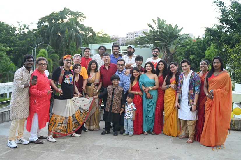 সম্প্রতি শহরের বুকে অনুষ্ঠিত হয়ে গেল ‘জয়সলমীর জমজমাট’-এর জাঁকজমকপূর্ণ প্রিমিয়ার। বলাই বাহুল্য, এই প্রিমিয়ারে যেন বসেছিল চাঁদের হাট। উপস্থিত ছিলেন এই সিরিজের কলাকুশলীরাও। আসলে সত্যজিৎ রায়ের ‘সোনার কেল্লা’-র ৫০-তম বর্ষপূর্তি উদযাপনে শ্রদ্ধার্ঘ্য নিবেদন করে Klikk OTT প্ল্যাটফর্মের পরবর্তী ওয়েব সিরিজ এটি। পরিচালক অর্ণব রিঙ্গো বন্দ্যোপাধ্যায় পরিচালনায় তৈরি হয়েছে পাঁচ পর্বের ‘জয়সলমীর জমজমাট’। পরিচালনার পাশাপাশি এই সিরিজের গল্প, চিত্রনাট্য, চিত্রগ্রহণ, সম্পাদনা এবং সঙ্গীত পরিচালনার কাজও করেছেন অর্ণব রিঙ্গো বন্দ্যোপাধ্যায়।