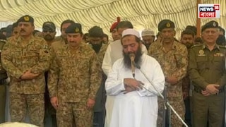 পাকিস্তানের জঙ্গিদের শেষকৃত্যে পাক আধিকারিকেরা। ছবি: এক্স।