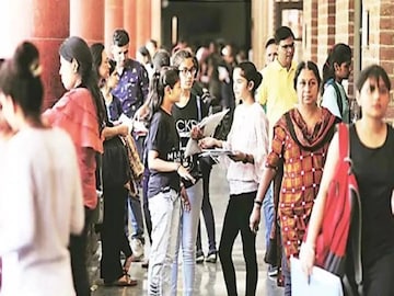 West Bengal College Admission: কলেজে ভর্তি প্রক্রিয়া কবে শুরু হবে? ডেপুটেশন দিল বাম সংগঠন, বিধানসভায় যা বললেন ব্রাত্য বসু