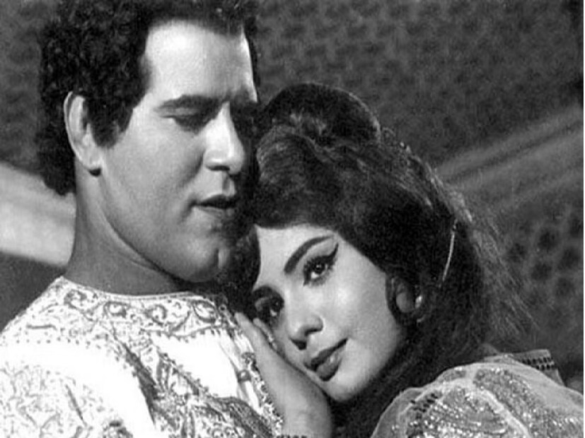 দারা সিংয়ের প্রেম জীবন সম্পর্কে কথা বলি, তাহলে তা খুবই আকর্ষণীয় ছিল। দারা সিং তাঁর জীবনে দুবার বিয়ে করেছেন। চলচ্চিত্র জগতে তাঁর প্রেম নিয়ে অনেক গসিপ হয়েছিল। সেই সময়ের কিংবদন্তি অভিনেত্রী মুমতাজের সঙ্গে তার সম্পর্ক বেশিরভাগ লাইমলাইট কেড়ে নিয়েছিল। কথিত আছে যে দারা সিং প্রথম দর্শনেই মমতাজের সৌন্দর্যের প্রেমে পড়ে গিয়েছিলেন। মুমতাজই সেই নায়িকা যিনি দারা সিংয়ের 'ফৌলাদ' ছবিতে হ্যাঁ বলেছিলেন যখন অন্য কোনও অভিনেত্রী তাঁর সঙ্গে কাজ করতে প্রস্তুত ছিলেন না। Photo- Collected