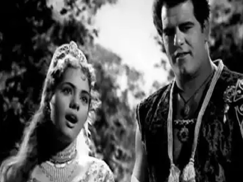 দারা সিং এবং মুমতাজ কেন আলাদা হয়ে গেলেন?দারা সিং বলিউডে অনেক ছবি করেছেন, যার বেশিরভাগ ছবিতেই তিনি মুমতাজের সঙ্গে অভিনয় করেছেন। নায়ক-নায়িকার মধ্যের অফস্ক্রিন ভালবাসা অনস্ক্রিনেও দারুণভাবে দর্শকদের ছুঁয়ে যেত৷  দর্শকরা তাঁদের কেমিস্ট্রি পছন্দ করতেন। তবে, যখন মুমতাজ বি-টাউনের শীর্ষ অভিনেত্রী হয়ে ওঠেন, তখন দারা সিংয়ের সঙ্গে তাঁর দূরত্ব বাড়তে থাকে। ফলস্বরূপ, তারা চিরতরে আলাদা হয়ে গেল। দারা মমতাজের সাথে তার বিচ্ছেদের জন্য বলিউডকে দায়ী করেন। Photo- Collected