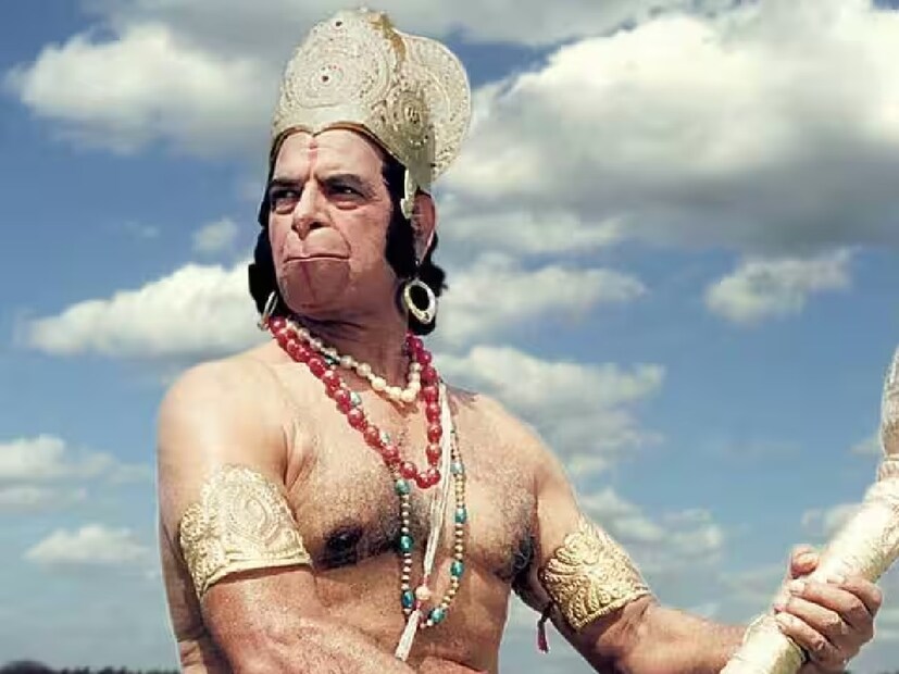 আশির দশকে, রামানন্দ সাগরের আইকনিক অনুষ্ঠান 'রামায়ণ' মানুষের উপর এমন প্রভাব ফেলেছিল যে মানুষ অরুণ গোভিলকে আসল রাম এবং দীপিকা চিখালিয়াকে আসল সীতা হিসেবে ভাবতে শুরু করেছিল। এই চরিত্রগুলির মধ্যে আরেকটি ছিল 'হনুমান', যিনি দর্শকদের হৃদয়ে ছাপ রেখে গেছেন। এই চরিত্রে অভিনয় করেছিলেন দারা সিং। তিনি রামের পরম ভক্ত 'হনুমানের' ভূমিকাকে জীবন্ত করে তুলেছিলেন। বহু মানুষ এখনও তাকে তার চরিত্র দিয়ে চেনে। Photo- Collected 