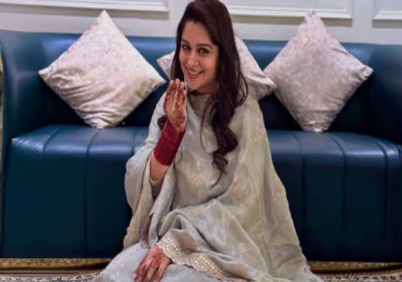 এর পাশাপাশি বাঁ কাঁধে ব্যথা শুরু হয় দীপিকার। যকৃতের ক্যানসার ধরা পড়ার দেড় মাস পরে ম্যামোগ্রাফি করান। তবে রিপোর্ট ভাল আসে। জানুয়ারিতে লিম্ফ নোডের আয়তন বড় ছিল। কিন্তু এবার লিম্ফ নোডে কোনও অস্বাভাবিকত্ব দেখা যায়নি।