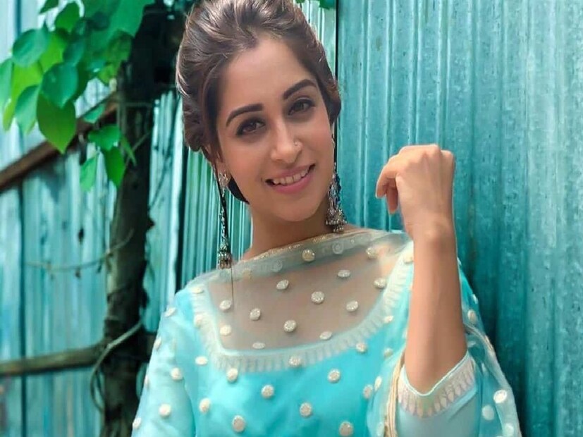 এই দম্পতির প্রেমের গল্প শুরু হয়েছিল ধারাবাহিকের সেটে। 'সসুরাল সিমার কে' ছবির সেটে তাদের দুজনের দেখা হয়েছিল। তাদের একে অপরের বিপরীতে প্রধান চরিত্রে দেখা গিয়েছিল, কিন্তু ধারাবাহিকটিতে একসাথে কাজ করার সময়, সিমার ওরফে দীপিকা ইতিমধ্যেই বিবাহিত ছিলেন। Photo Courtesy- MS/Deepika