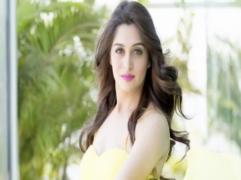 পরে মেডিক্যাল পরীক্ষার পর জানা যায় ‘সসুরাল সিমর কা’-র অভিনেত্রী স্টেজ ২ লিভার ক্যানসারে আক্রান্ত। ১০ জুলাই থেকে শুরু হয়েছে দীপিকার ‘টার্গেটেড থেরাপি’।