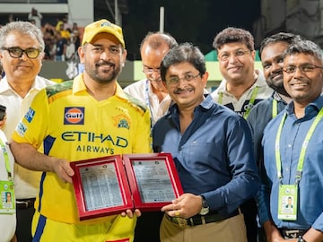 MS Dhoni: কলকাতায় শেষ ম্যাচ ধোনির! ক্যাপ্টেন কুল ইডেনে পেলেন বিশেষ উপহার MS Dhoni: কলকাতায় শেষ ম্যাচ ধোনির! ক্যাপ্টেন কুল ইডেনে পেলেন বিশেষ উপহার