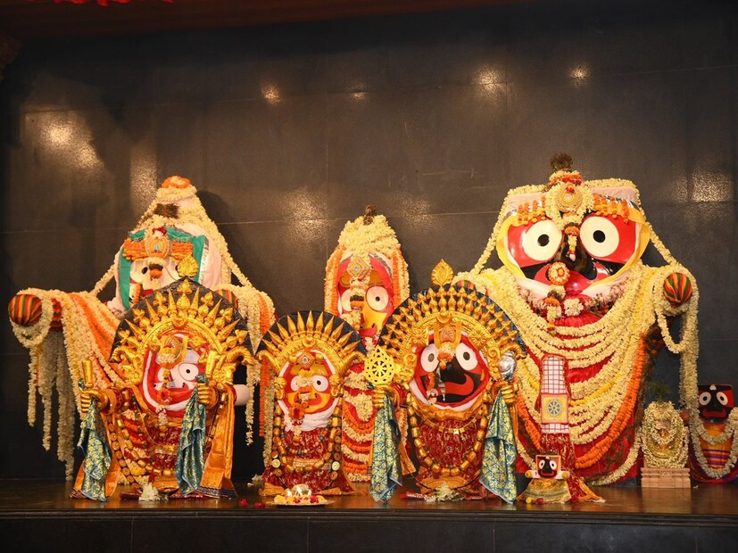 বাড়ি বাড়ি জগন্নাথ দেবের মহাপ্রসাদ পৌঁছে দেবার উদ্দেশ্য নিয়েই সোমবার দিঘার জগন্নাথধামের প্রভু জগন্নাথের চরণে অর্পণ করা হয় প্রায় ৩০০ কেজি খোয়া ক্ষীর। দুপুরে রাজভোগের পর এই খোয়া ক্ষীর অর্পণ করা হয়।