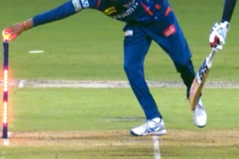 মাঠে এহেন নাটকীয়তা দেখে স্বাভাবিক ভাবেই বিরক্ত হয়েছেন বিরাট কোহলি। আর সেই বিরক্তি তাঁর চোখেমুখে ফুটে উঠেছিল। আসলে প্রতিবার যখন ম্যানকাডের প্রসঙ্গ ওঠে, তখন তীব্র বিতর্ক কিংবা আলোচনা হতে থাকে। যেমন - আইপিএল-এ আগের বছরগুলিতে পঞ্জাব কিংসের হয়ে খেলতেন রবিচন্দ্রন অশ্বিন। তিনি রাজস্থান রয়্যালসের জস বাটলারকে ম্যানকাড করে দিয়েছিলেন। (Photo: X) 