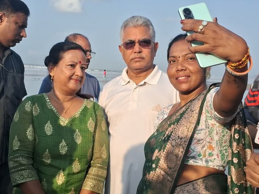 দিলীপ ঘোষ এদিন সকালে সাফ বলেন, ''পার্টি কেন কোনও অনুষ্ঠানে রাখেনি আমাকে, সেটা পার্টি জানে। আমি প্রতিদিন মন্দিরে যাই। কালকেও রথ টেনে এসেছি। মন্দির নিয়ে দিলীপ ঘোষ রাজনীতি করে না।''