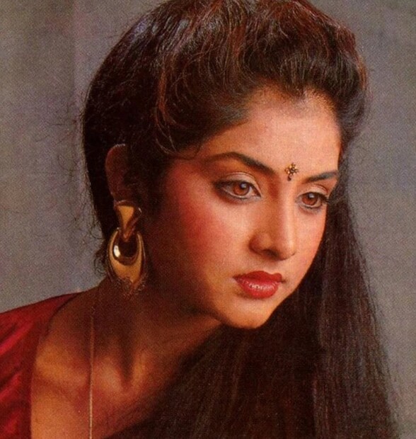 মাত্র এক বছর পরেই দিব্যা ভারতীর জীবন শেষ হয়ে যায়। ৫ এপ্রিল, ১৯৯৩ সালে, মাত্র ১৯ বছর বয়সে, তিনি তাঁর মুম্বইয়ের আবাসনের বারান্দা থেকে পড়ে মারা যান। মৃত্যুর কারণ এখনও স্পষ্ট নয়।