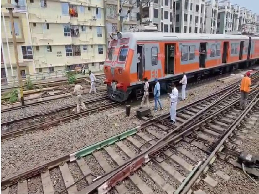 পাঁশকুড়ায় বেলাইন হয়ে গেল লোকাল ট্রেন। আজ অর্থাৎ বুধবার বিকেল ৫টা নাগাদ ঘটনাটি ঘটে। যদিও দুর্ঘটনার সময়ে ট্রেনে কোনও যাত্রী ছিলেন না। Representative Image
