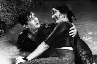 'দেহব্যবসা করেই কামিয়েছি...!' টয়লেটে থরে থরে সাজানো লাখ লাখ টাকা,কেলেঙ্কারি ফাঁস নায়িকার