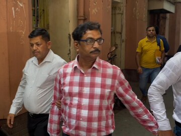 CBI: রাতভর একটানা চলল…! বর্ধমানের চিকিৎসকের বাড়িতে হানা দিল সিবিআই, তারপর যা বেরিয়ে এল… চক্ষু চড়কগাছ CBI: রাতভর একটানা চলল…! বর্ধমানের চিকিৎসকের বাড়িতে হানা দিল সিবিআই, তারপর যা বেরিয়ে এল… চক্ষু চড়কগাছ