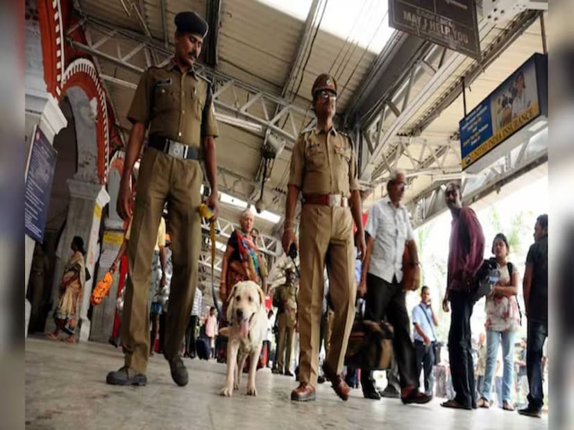 रात में दुरंतो एक्सप्रेस में डकैती, यात्रियों का सामान चोरी रात में दुरंतो एक्सप्रेस में डकैती, यात्रियों का सामान चोरी