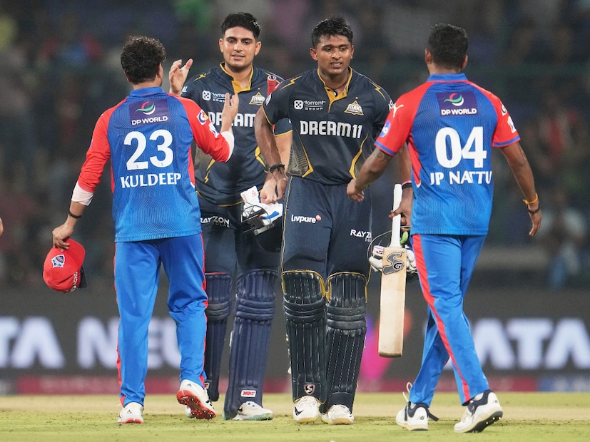 ব্যর্থ গেল কেএল রাহুলের শতরান। পাল্টা সাই সুদর্শনের সেঞ্চুরি ও শুভমান গিলের ৯৩ রানের অপরাজিত ইনিংস। দিল্লিকে ১০ উইকেটে হারিয়ে প্রথম দল হিসেবে প্লেঅফে গুজরাত টাইটান্স।   (Photo Courtesy- AP)