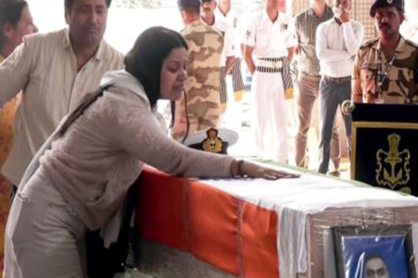 ‘‘যাঁরা দূর দূর থেকে রক্ত দান করতে এসেছেন, তাঁদের সকলকে আমি ধন্যবাদ জানাই। এই উদ্যোগে যে সাড়া মিলেছে তা অভূতপূর্ব’’, বলেছেন বিনয় নারওয়ালের বোন সৃষ্টি নারওয়াল। সেই সঙ্গে তাঁদের সমর্থন করার জন্য সরকারের কাছেও কৃতজ্ঞতা জ্ঞাপন করেছেন তিনি। বিনয় করনাল শহরের সেক্টর ৭-এর বাসিন্দা ছিলেন। দুই বছর আগে তিনি ভারতীয় নৌবাহিনীতে যোগ দিয়েছিলেন। ১৬ এপ্রিল রিসেপশনের পর তাঁরা ২১ এপ্রিল মধুচন্দ্রিমার জন্য কাশ্মীরে যান। তাঁর বুক, ঘাড়, বাম বাহুতে সন্ত্রাসবাদীরা গুলি করে, ঘটনাস্থলেই তাঁর মৃত্যু হয়। Photo: ANI