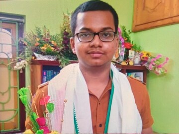 উচ্চমাধ্যমিকে প্রথম রূপায়ন পাল। 
