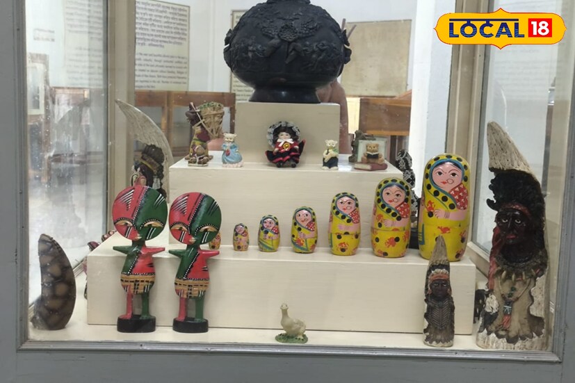 মিউজিয়ামের ভিতরে পুতুল গ্যালারিতে রয়েছে দুটি ভিন্ন সেকশন। একটি সেকশন হল বিদেশি পুতুলের এবং অপর সেকশন বরাদ্দ করা হয়েছে দেশীয় পুতুল গুলির জন্য। রয়েছে নেটিভ আফ্রিকার ডল থেকে শুরু করে জাপান, চীন বাংলাদেশ এবং অস্ট্রেলিয়ার পুতুল।