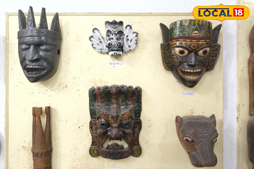 মুখোশ গুলির মাধ্যমে ফুটে উঠছে, প্রিমিটিভ আবহাওয়া। আদিবাসী সংস্কৃতি, ব্ল্যাক ম্যাজিক, শিকার এবং নাচ গান। প্রত্যেকটা কাজেই মুখোশের ব্যবহার হয়ে থাকত আগেকার দিনে, এখনও হয়! বাঁকুড়া শহরে আলাইকুন্দিতে পশ্চিমরাঢ় ইতিহাস সংস্কৃতি চর্চা কেন্দ্র (লাইব্রেরী ও মিউজিয়াম)! এখানে রয়েছে দেশ-বিদেশের বিভিন্ন মুখোশ। যা দেখলে অবাক হবেন আপনিও, প্রত্যেকটা মুখোশ বলছে নতুন নতুন গল্প।