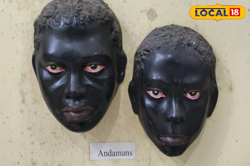 বাঁকুড়াতে রয়েছে বিভিন্ন ধরনের অভিব্যক্তি ফুটে উঠছে এমন একটি মুখোশের কালেকশন। মুখোশের একটি অত্যন্ত দুর্লভ কালেকশন। এই কালেকশনের মাধ্যমে ফুটে উঠেছে দেশ-বিদেশের মুখোশ।