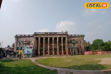 খসে পড়া পলেস্তারার ফাঁকে উঁকি দেয় ২০০ প্রাচীন বছরের ইতিহাস! কলকাতার খুব কাছে এই রাজবাড়ি খসে পড়া পলেস্তারার ফাঁকে উঁকি দেয় ২০০ প্রাচীন বছরের ইতিহাস! কলকাতার খুব কাছে এই রাজবাড়ি