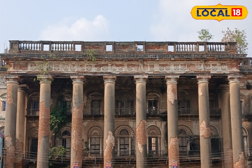 বর্তমানে আন্দুল রাজবাড়িটি সরস্বতীর নদীর উত্তর-পশ্চিমপারে পাড়ে অবস্থিত। কালের নিয়মে সরস্বতী নদী তার গৌরব হারিয়েছে। জানা যায় এক সময় রাজ রাজারা সরস্বতী নদী পথেই বাণিজ্য করত। তখন যাতায়াতের প্রধান মাধ্যম ছিল এই নদী। তবে বর্তমানে এই নদী সরু খালের আকারে প্রবাহিত হচ্ছে।