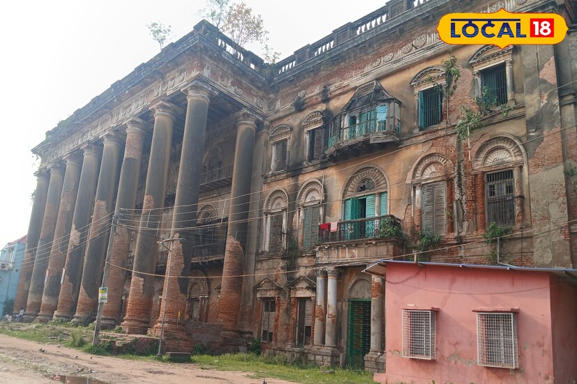 খোলা আকাশের নিচে দাঁড়িয়ে রয়েছে বিশাল রাজপ্রাসাদ। সামনে খোলা মাঠ, মাঠের দক্ষিণ প্রান্তে সিংহ দুয়ার। তার কয়েক ফুট দূরত্বে সরস্বতী নদী।