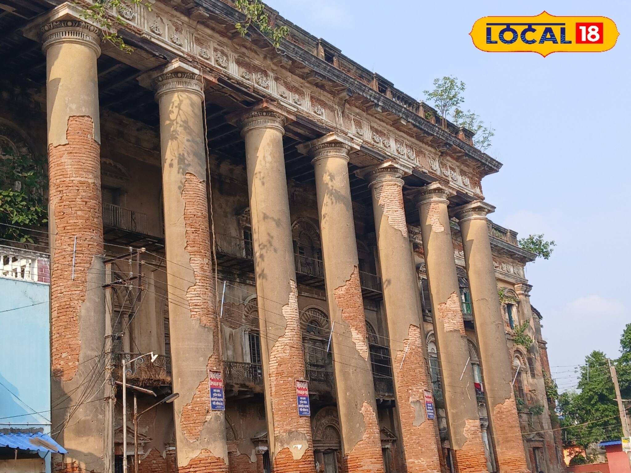 খসে পড়া পলেস্তারার ফাঁকে উঁকি দেয় ২০০ প্রাচীন বছরের ইতিহাস! কলকাতার খুব কাছে এই রাজবাড়ি