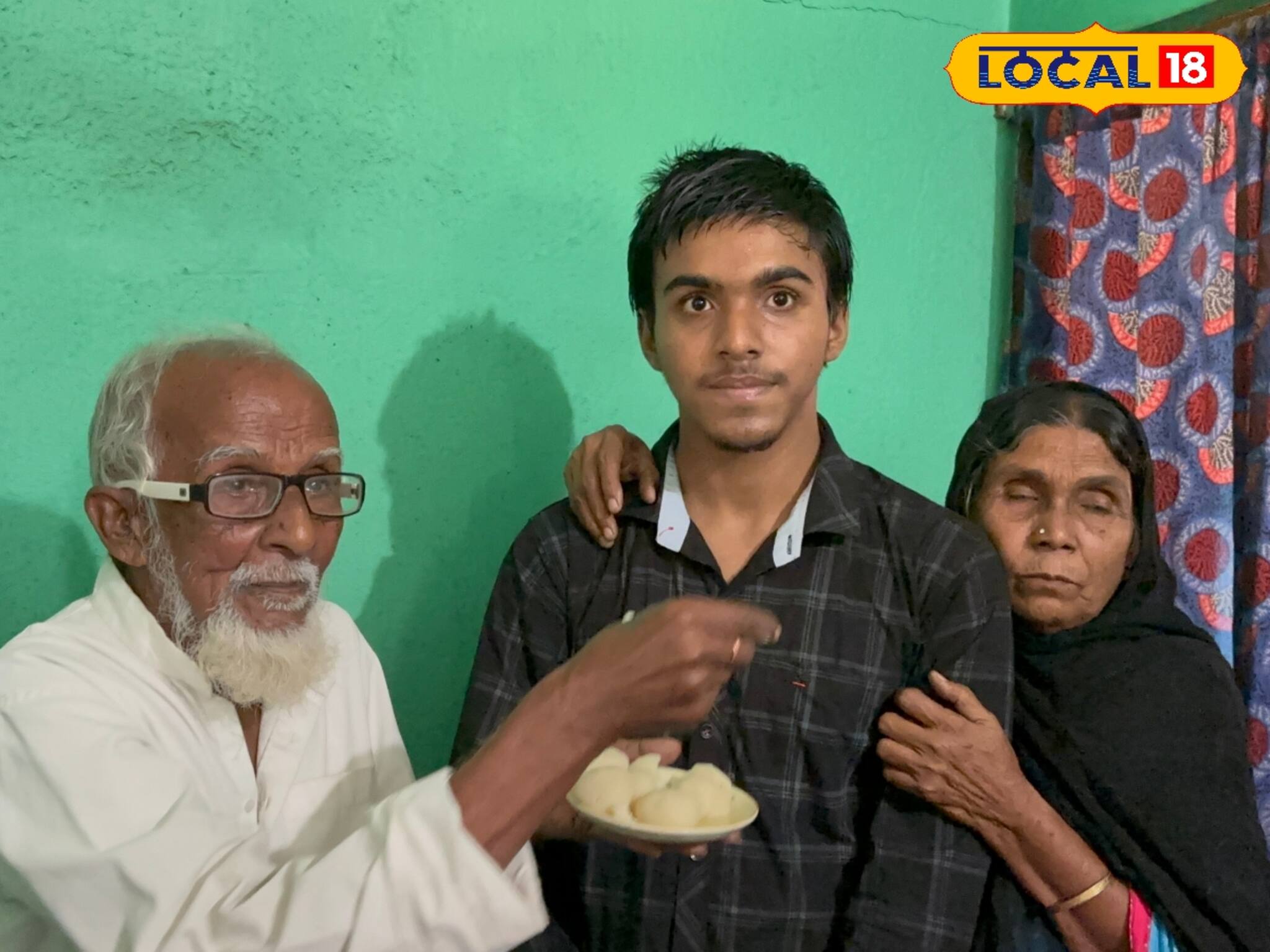 ৮-১০ ঘণ্টা পড়াশোনা করে প্রত্যন্ত গ্রামের ছেলের নজরকাড়া সাফল্য! মাধ্যমিকে চতুর্থ  সিরুন্দি