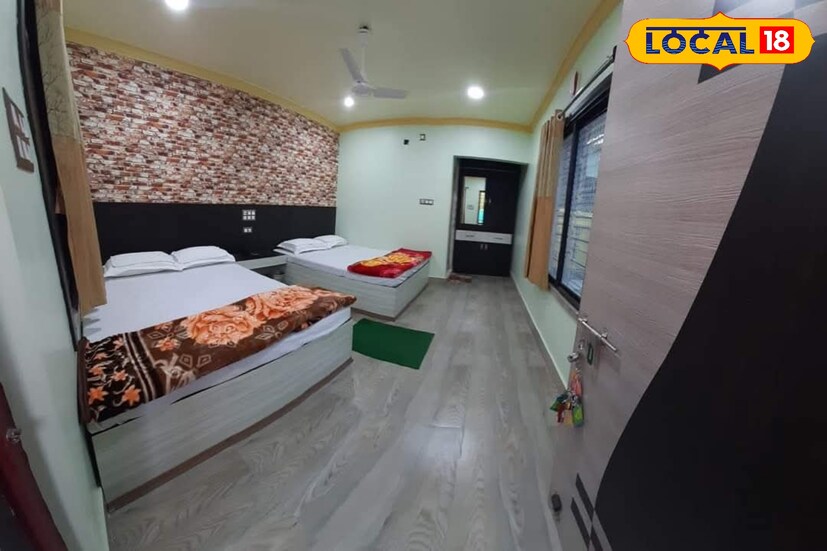 রয়েছে থাকা খাওয়ার সুব্যবস্থা। মোটামুটি ১৫০০ টাকা থেকে শুরু করে ৩০০০ টাকার মধ্যে পেয়ে যাবেন রুম। চাইলে নিতে পারেন শীততাপ নিয়ন্ত্রিত রুমও। গরম জলের জন্য রয়েছে বাথরুমে গিজারের ব্যবস্থাও।