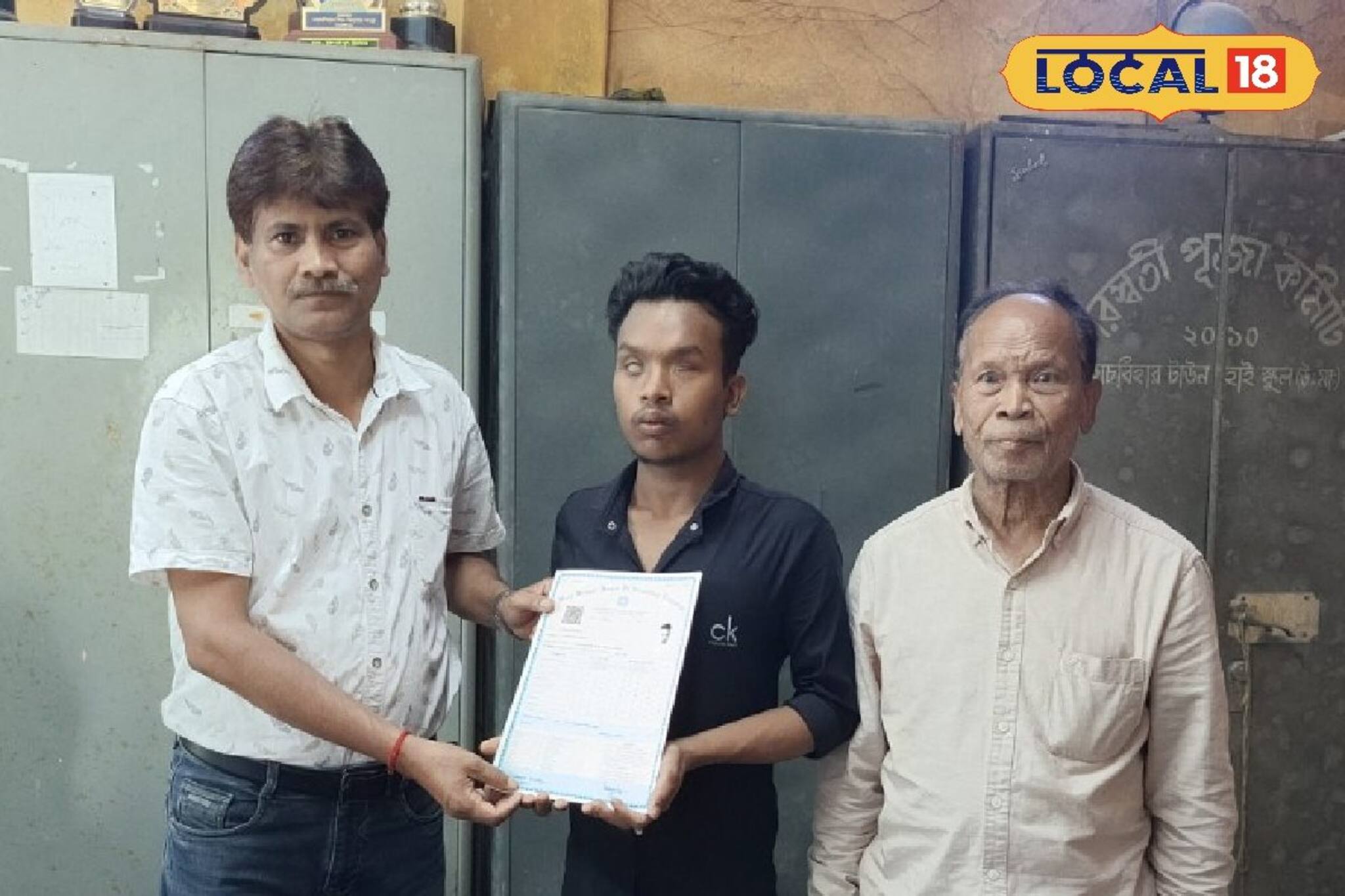 দু'চোখে অন্ধকার নিয়েও আলোর পথে হাঁটা! মাধ্যমিকে সফল ছাত্র! বাধা-বিপত্তি পেরিয়ে মেধার জয়