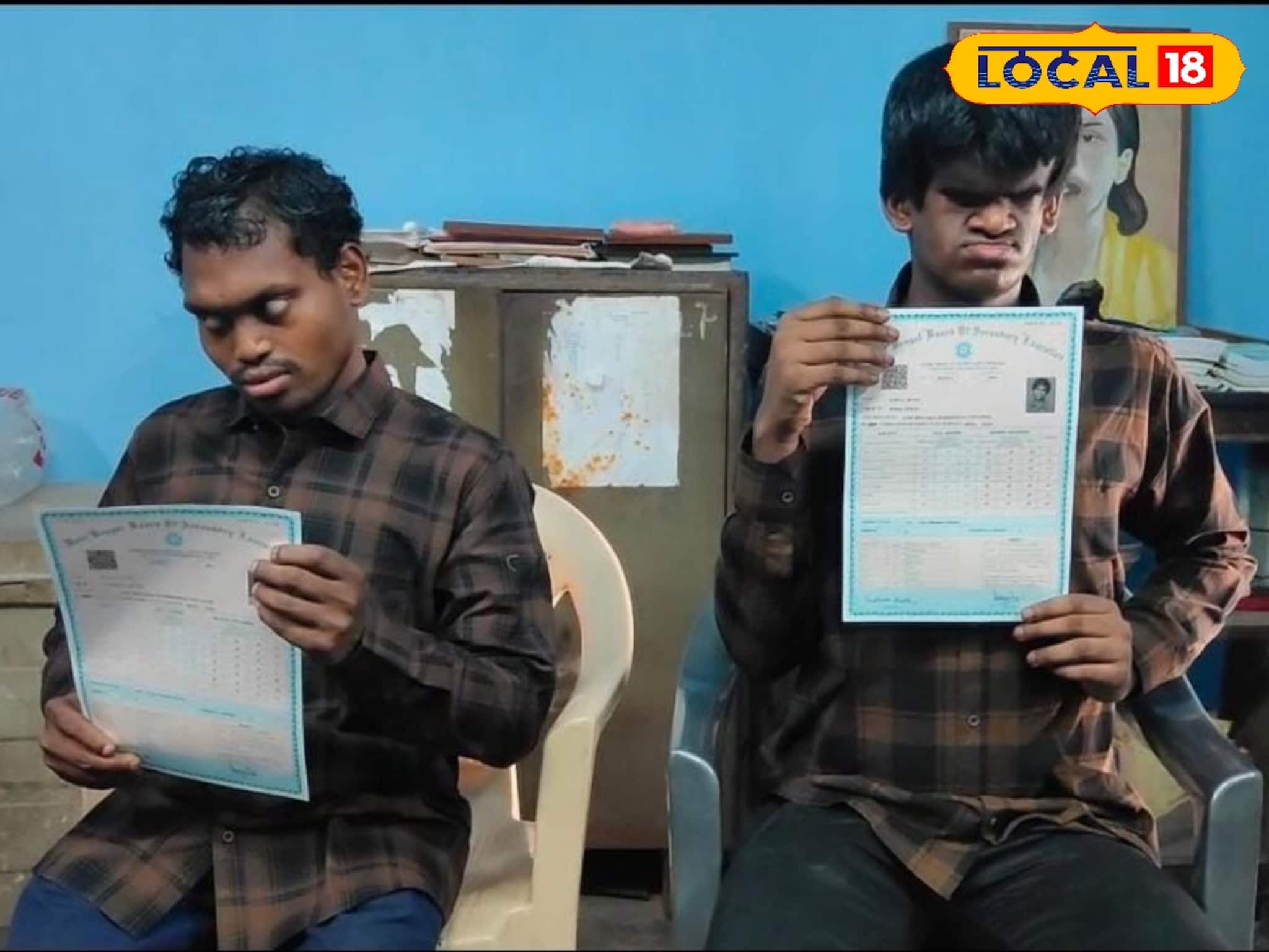 ব্রেইলের সঙ্গে ভরসা অডিও রেকর্ডার! প্রতিকূলতাকে হারিয়ে নজরকাড়া সাফল্য ২ দৃষ্টিহীন ছাত্রের