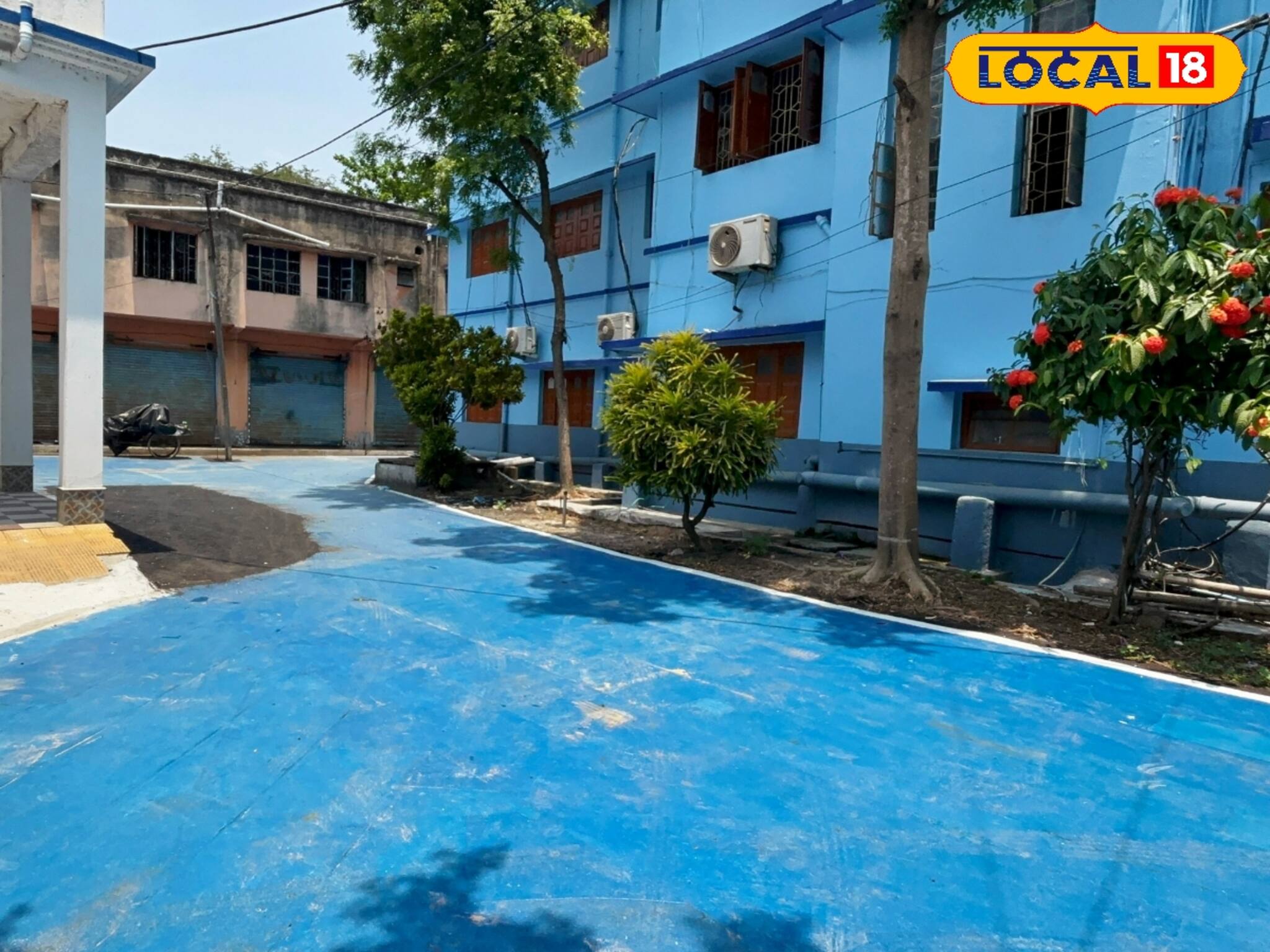 কালো থেকে রাস্তার রঙ হয়ে গেল নীল! চেনা রাস্তা হয়ে গেল অচেনা! কোথায় ঘটল এমনটা