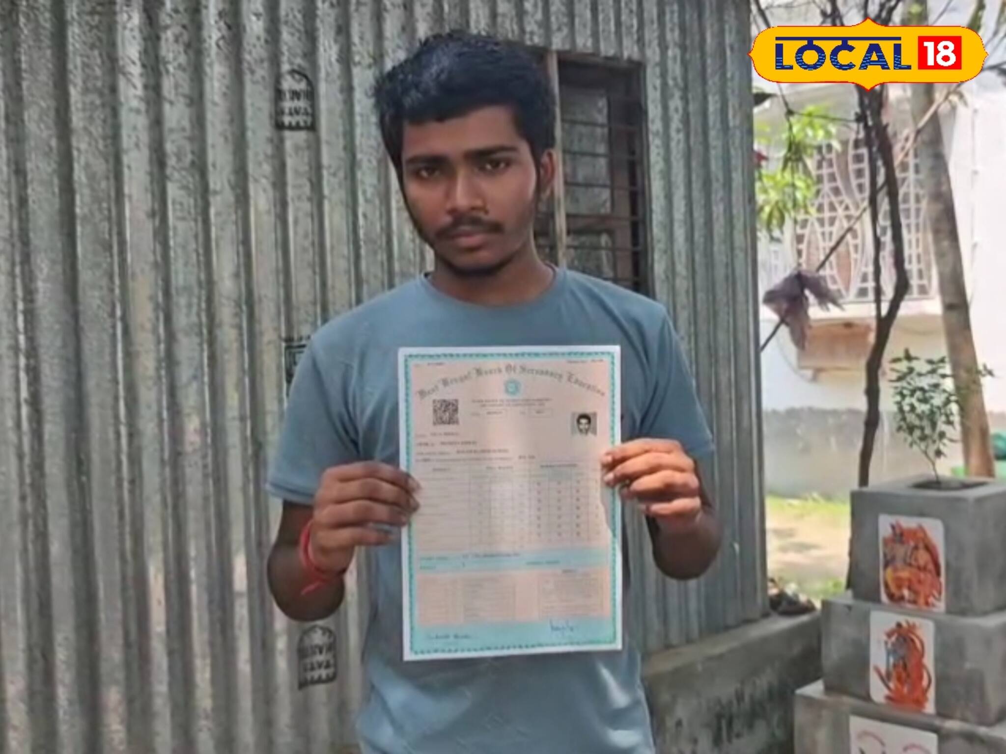 থাকতে হয় মা-বাবাকে ছেড়ে, একা, চিঁড়ে-মুড়ি খেয়েই মাধ্যমিকে স্কুলের 'টপার' নিলয়