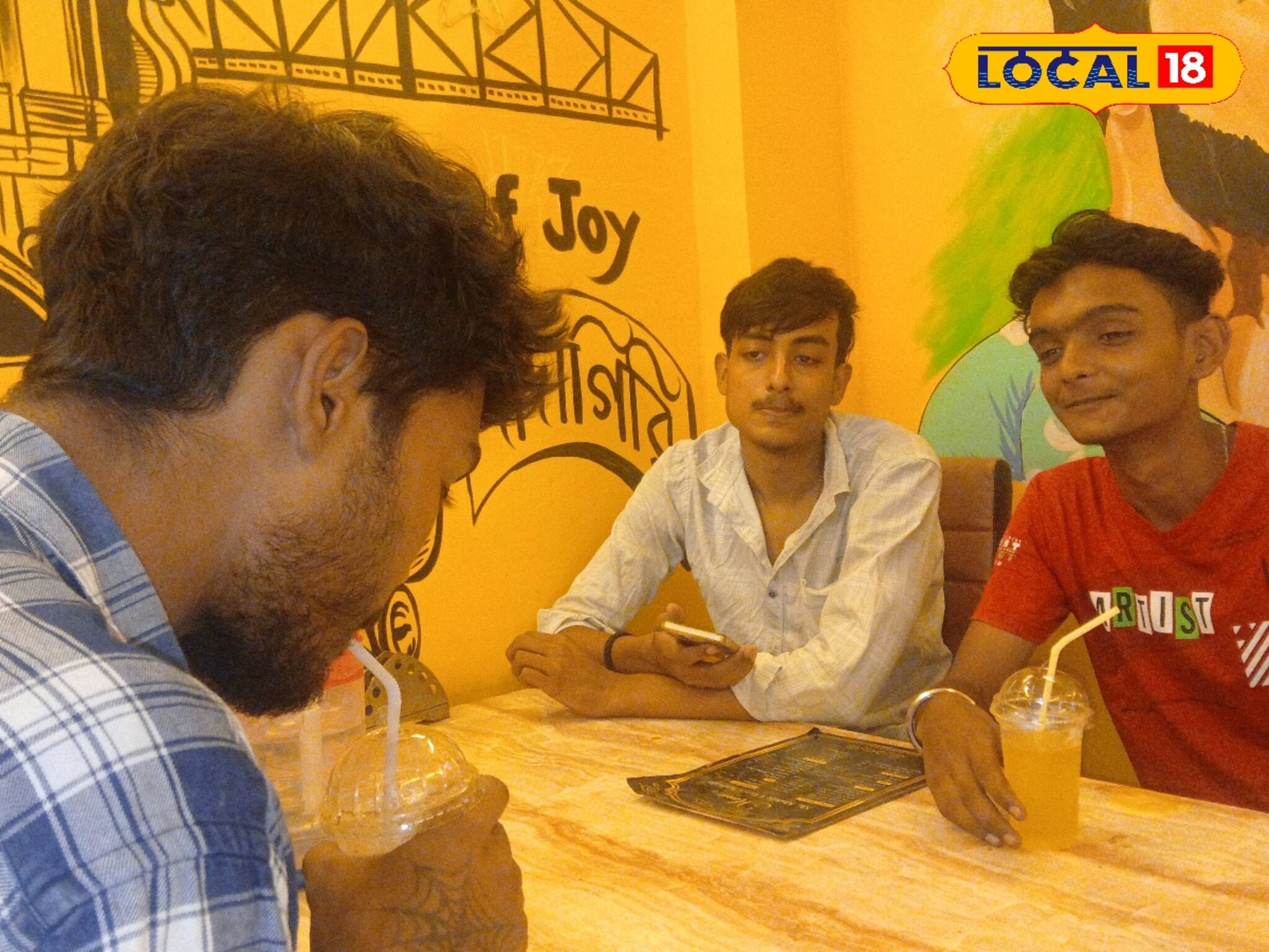 মাত্র ২৫-৩০ টাকায় মকটেল! এই গরমে অর্ধেক দামে গলা ভেজাচ্ছে হাওড়াবাসী