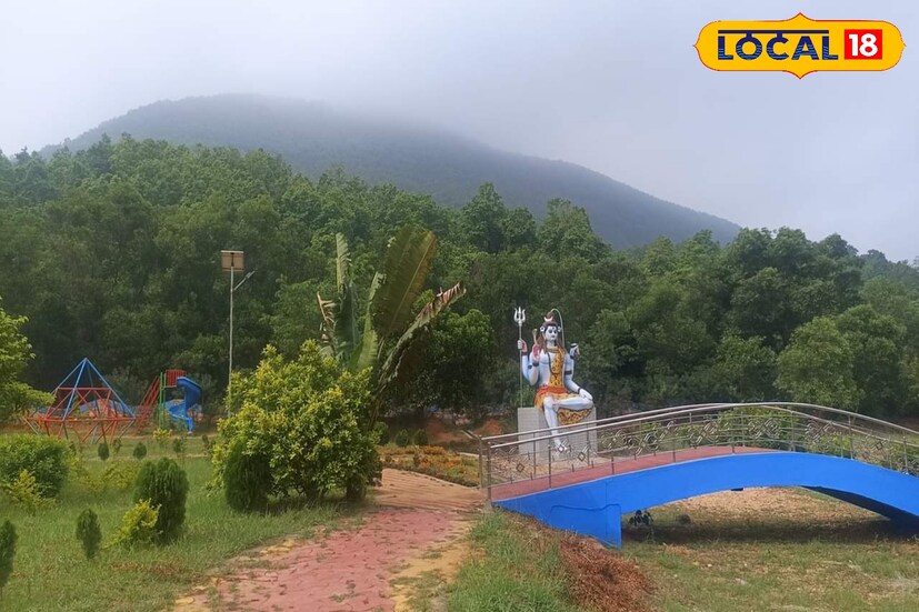 পাহাড়টির নাম বিহারীনাথ পাহাড়। রয়েছে আধ্যাত্মিকতার ছোঁয়া। বিহারীনাথের পূণ্যভূমিতে প্রতিবছর ভক্তদের ভিড় দেখা যায়।কলকাতা থেকে বিহারী নাচের দূরত্ব ২১৮ কিলোমিটার। রয়েছে খুব সহজেই পৌঁছে যাওয়ার যোগাযোগ ব্যবস্থা।