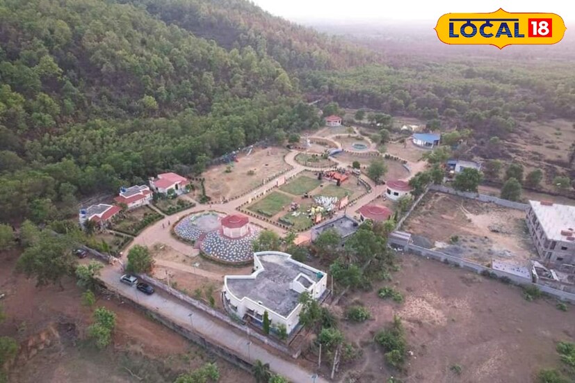 হোটেল নিম্ন মধ্যবিত্ত থেকে শুরু করে উচ্চবিত্ত সকলের জন্য রয়েছে মন ভরানো ব্যবস্থা। হোমস্টে থেকে শুরু করে গেস্ট হাউস এবং,আধুনিক রিসোর্ট বাদ থাকছে না কিছুই। সবচেয়ে বড় ব্যাপার একদম পাহাড়ের পাদদেশে পর্যটেকরা চাইলেই বিভিন্ন থাকতে পারেন। 