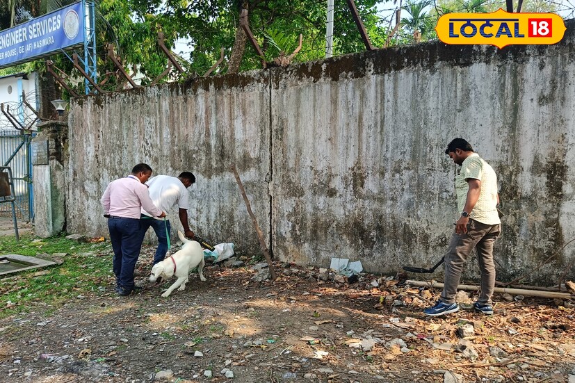 সূত্রের খবর, হাসিমারা এলাকায় বুধবার থেকে আসছে একের পর এক সেনাবাহিনীর গাড়ি। জঙ্গল এলাকার আশপাশে চলছে বিশেষ চেকিং। রাজ্য সড়ক ও জাতীয় সড়কে পুলিশের পক্ষ থেকে নাকা চেকিং চলছে।
