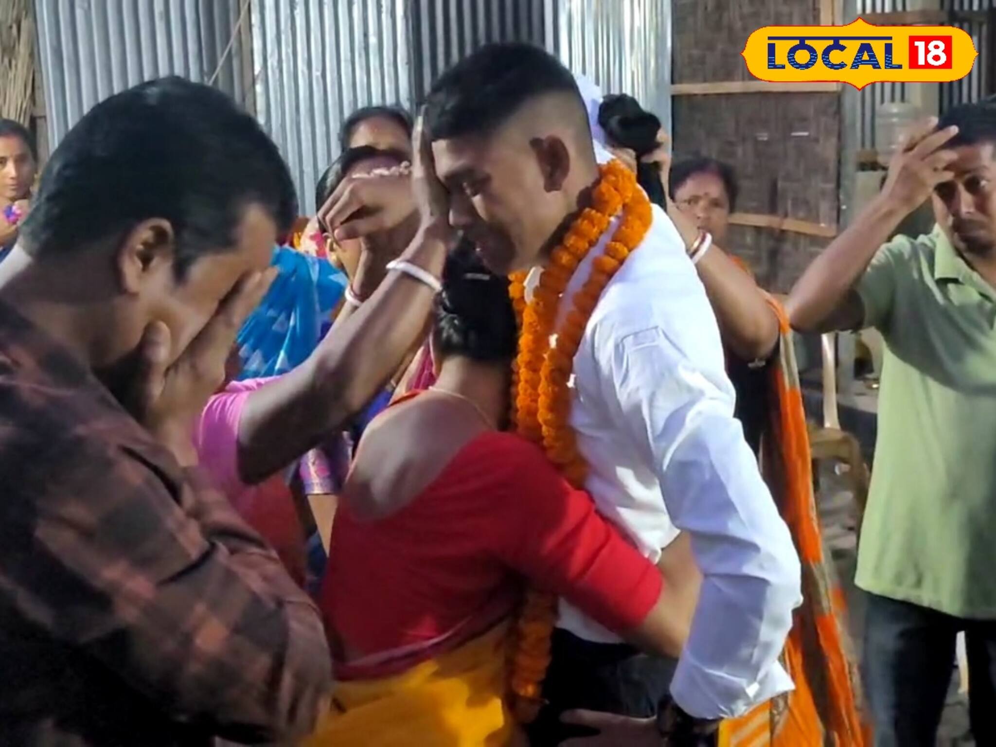 ভারত-পাকিস্তান সংঘাত, মায়ের চোখে জল-বাবার বুকে গর্ব রেখে সেনাবাহিনীতে যাত্রা বাংলার ছেলের