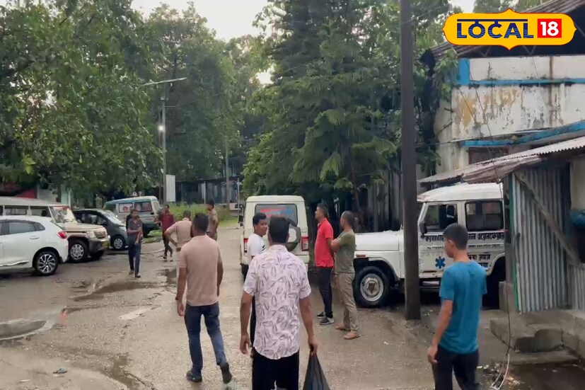 ঝড় শুরু হওয়ার পর গাড়িতেই ছিলেন কামাখ্যাগুড়ির চারজন বাসিন্দা। কামাখ্যাগুড়ি কলেজের সামনে ছিল তাদের গাড়িটি। হঠাৎই কলেজের একটি পুরনো গাছ গাড়িটির ওপর পড়ে যায়। গুরুতর আহত হন চারজন। হাসপাতালে নিয়ে এলে তাদের মধ্যে এক মহিলার মৃত্যু হয়।