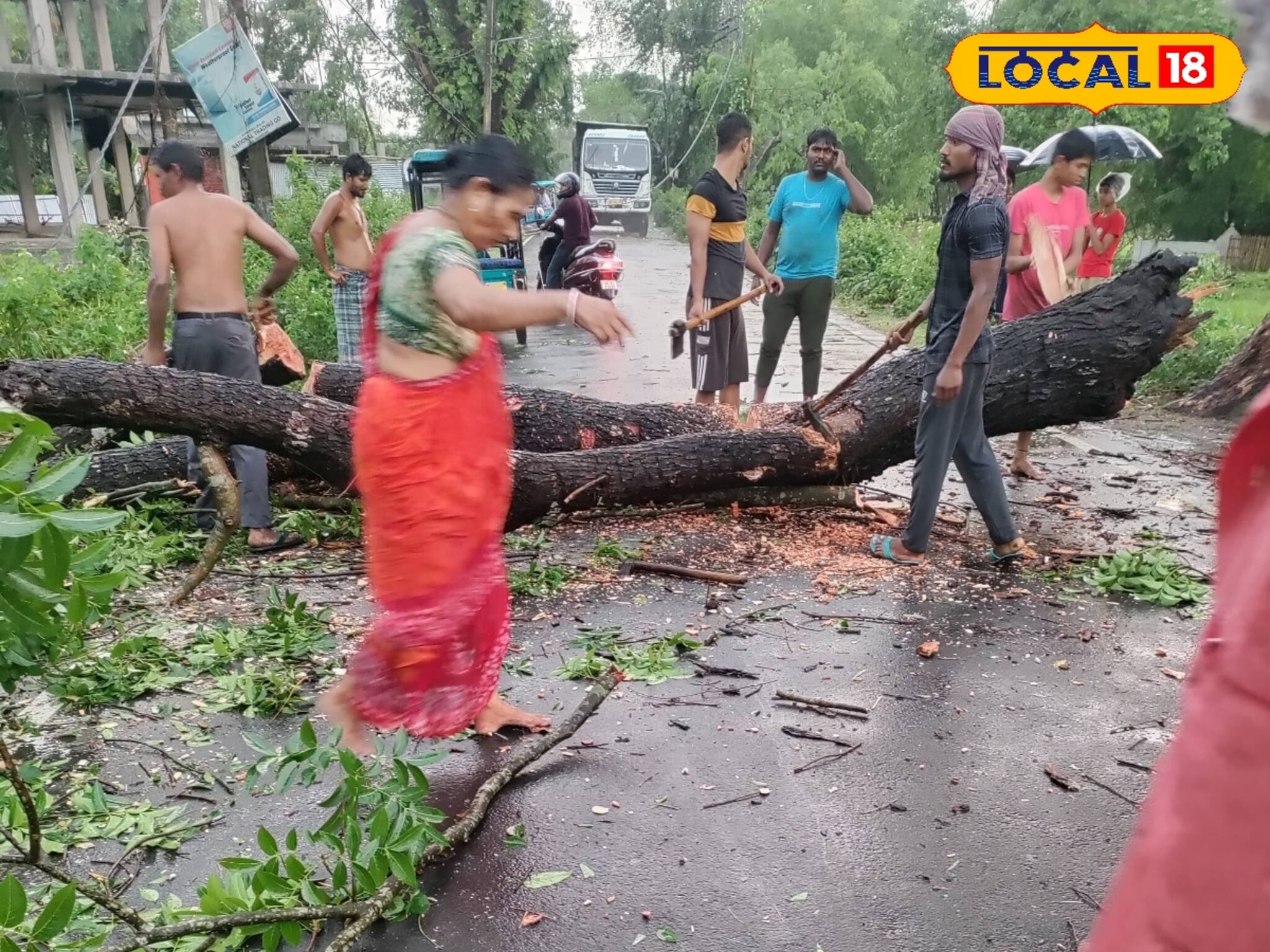কয়েক মিনিট কালবৈশাখীর তাণ্ডব! ভাঙল গাছ, বাড়ি, বিদ্যুতের খুঁটি! তছনছ জলপাইগুড়ি, ময়নাগুড়ি