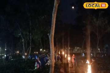মশাল জ্বালিয়ে চাঁদের আলোয় চা পাতা তোলা! দেখল পর্যটকরা, জানেন কতটা গুরুত্ব মুনলাইট টি-এর মশাল জ্বালিয়ে চাঁদের আলোয় চা পাতা তোলা! দেখল পর্যটকরা, জানেন কতটা গুরুত্ব মুনলাইট টি-এর